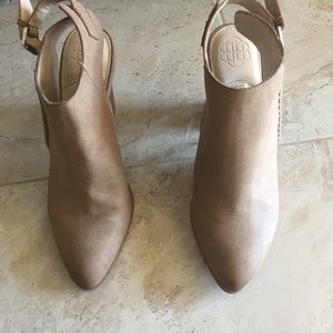 Tan Pointed Toe Dana Buchman Heels Sz 9
